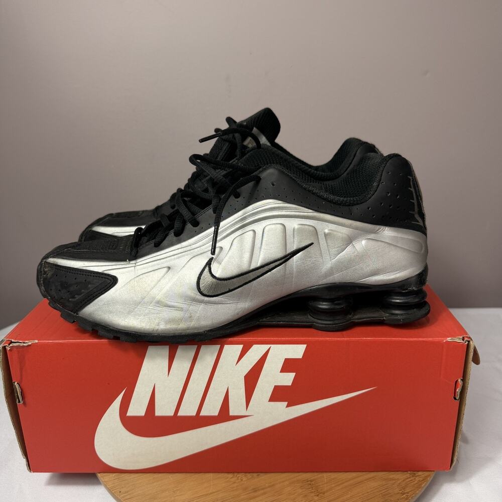 Nike Shox R4 Black Silver 104265-045 Men's Low Top Sneaker size 13